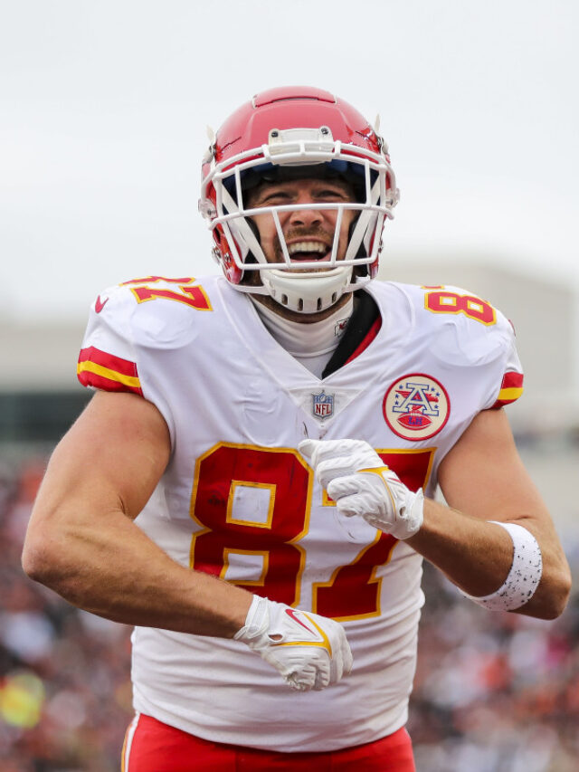 Taylor Swift Cheers With Travis Kelce S Mother At Chiefs Game Usa Finance